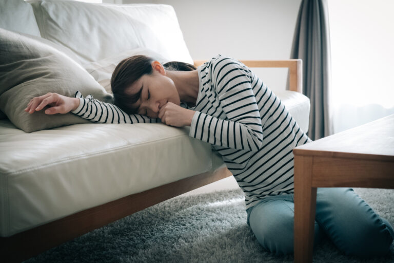 吐き気がある女性