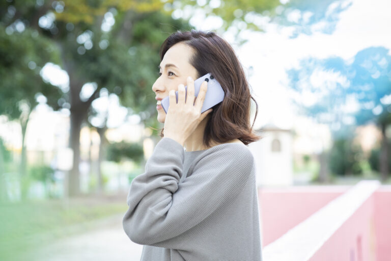 電話する女性