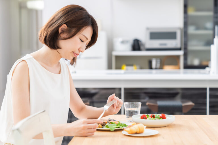 食事が進まない女性